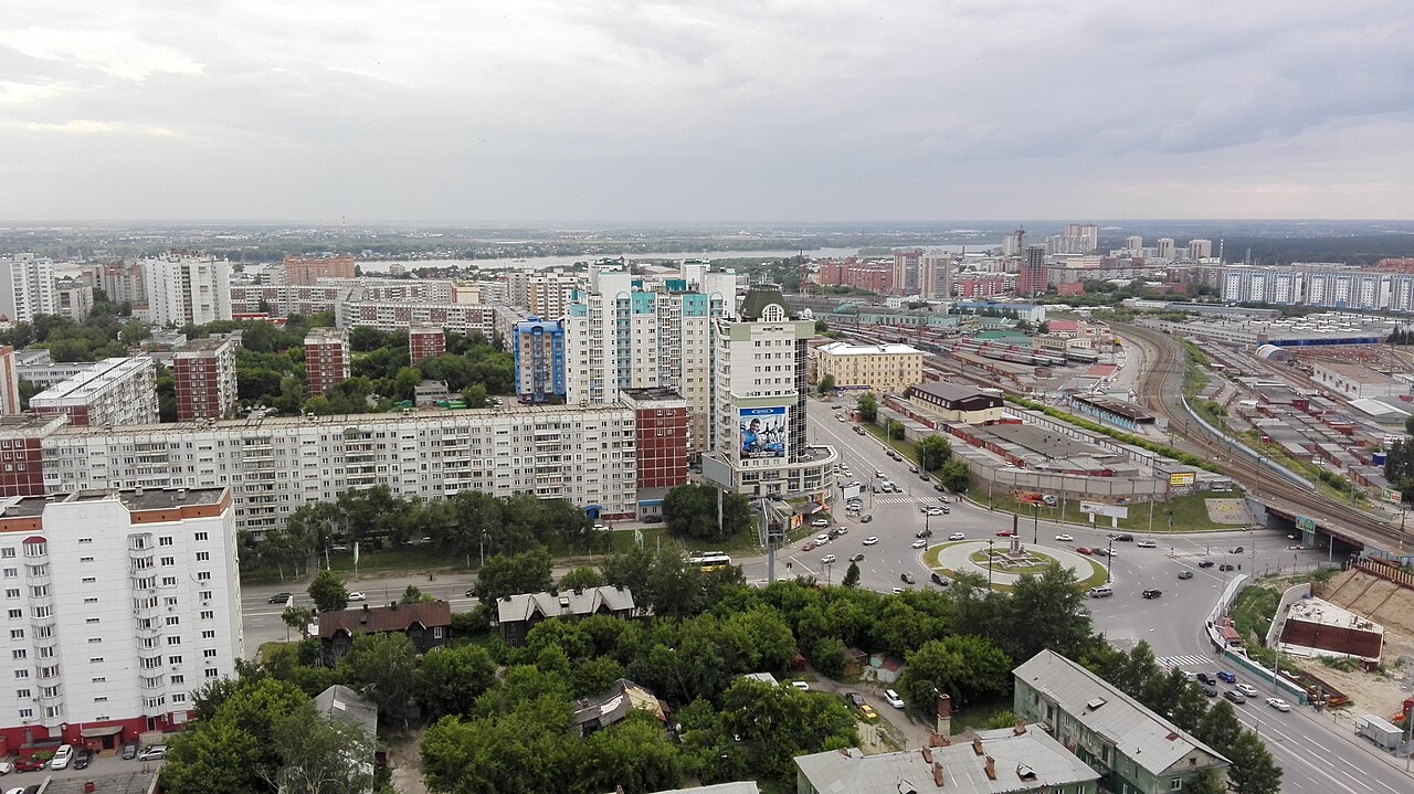 Novosibirsk é, sem dúvidas, uma das cidades mais especiais da Rússia e o coração pulsante da Sibéria. Sua mistura de ciência avançada, cultura vibrante e tradições enraizadas cria uma metrópole que desafia o estereótipo de isolamento. Metrópole que simboliza a força, a diversidade e o futuro da Rússia, torna-se um destino inigualável para quem deseja entender a alma siberiana.

