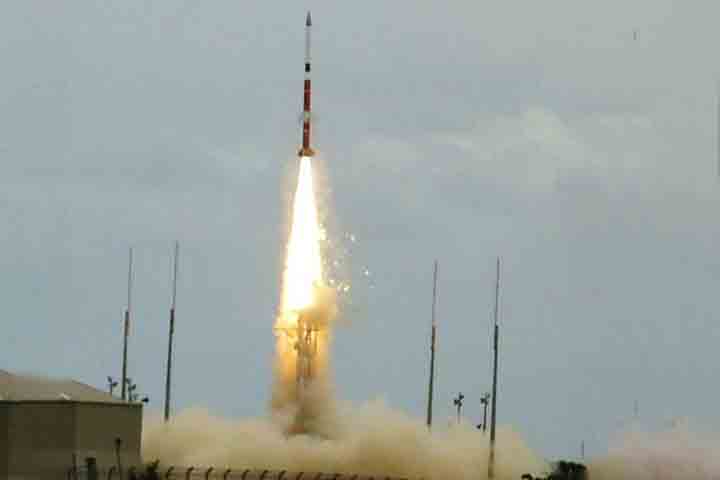 Essa proximidade permite aproveitar a velocidade maior de rotação da Terra, reduzindo significativamente o consumo de combustível nos lançamentos, com economia de até 30%. Além disso, as condições climáticas da região são consideradas favoráveis, com maior regularidade meteorológica .
