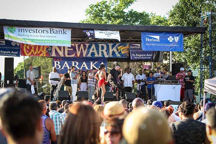 Embora distintas, ambas as cidades compartilham a diversidade como marca. Santa Ana, com sua forte presença latina, e Newark, com sua pluralidade étnica, oferecem ambientes que moldam identidades complexas e criativas.