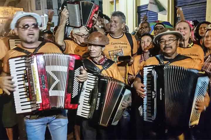 Em momentos de descanso, a sanfona costuma aparecer nas comitivas. Ela reforça a identidade musical ligada ao universo sertanejo.