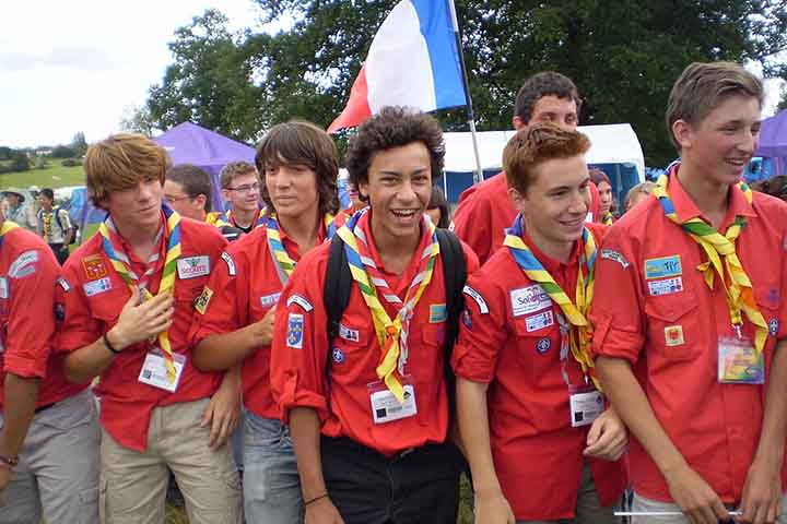 Essa flexibilidade permite que cada país adapte o método escoteiro à sua realidade, sem perder a essência baseada em valores universais. Assim, o escotismo atravessou guerras, mudanças de comportamento e avanços tecnológicos, mantendo-se relevante para diferentes gerações.
