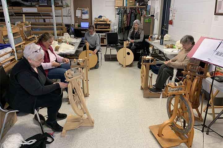 O trabalho com lã envolve comunidades inteiras: criadores, tosquiadores, fiandeiros e tecelões. Cada etapa é parte de uma cadeia produtiva que une campo e cidade.