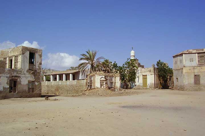 A cidade se espalha por ilhas conectadas ao continente por pontes, com destaque para Taulud e Massawa propriamente dita, onde se concentram construções antigas e ruas estreitas de grande valor histórico. Ao longo do tempo, diferentes potências disputaram o controle da região. Durante o período de domínio otomano, a cidade se consolidou como um ponto estratégico para o comércio entre a África, a Península Arábica e a Índia.

