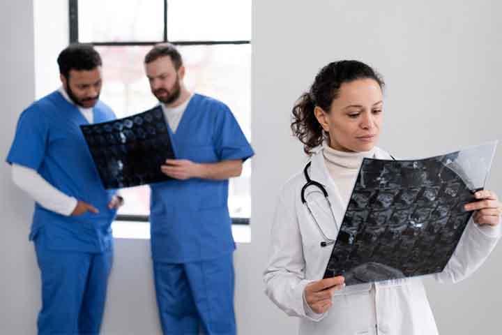 O diagnóstico envolve avaliação médica detalhada e exames de imagem, como ultrassonografia, tomografia ou ressonância magnética. Em muitos casos, é feita uma biópsia, que permite analisar o tecido e determinar se a lesão é benigna ou maligna. Essa etapa é fundamental para orientar o tratamento, que pode variar desde acompanhamento clínico até intervenções mais complexas.
