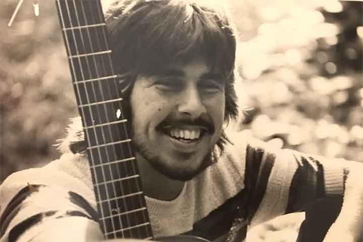 Oswaldo Viveiros Montenegro nasceu em 15 de março de 1956 no bairro do Grajaú, no Rio de Janeiro. Ainda na infância, mudou-se com a família para São João del-Rei, em Minas Gerais, onde começou a estudar violão ao ter contato com serestas às quais comparecia ao lado do pai. 
