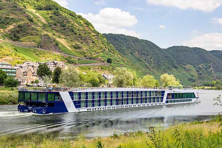 Cruzeiros fluviais percorrem o Reno, passando por castelos medievais e vinhedos que encantam visitantes. Regiões como o Vale do Reno Médio, que são Patrimônio Mundial da UNESCO, revelam a beleza que une história e natureza. Assim, o Reno encerra sua jornada como símbolo de integração, cultura e vida, mostrando vai além de um rio: é a própria alma da Europa.