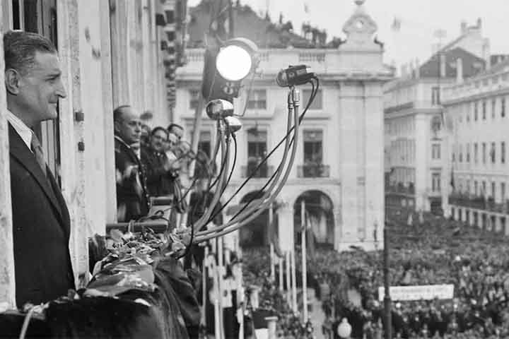 Durante a Segunda Guerra Mundial, Portugal manteve uma posição oficialmente neutra, o que permitiu ao país evitar a devastação do conflito e, ao mesmo tempo, negociar com diferentes potências. Salazar soube explorar essa neutralidade para preservar seus interesses estratégicos, incluindo a manutenção de colônias e relações comerciais.
