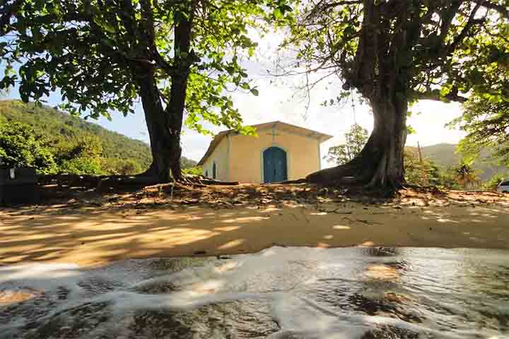 A cidade também ficou marcada por episódios históricos ligados à Confederação dos Tamoios no século 16. Hoje, o turismo é a principal atividade econômica do município, especialmente nas temporadas de verão e feriados prolongados.