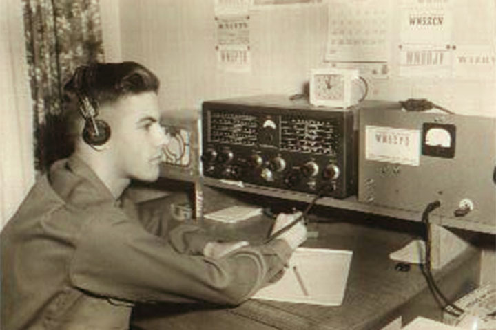 Com o passar do tempo, o Código Morse extrapolou o telégrafo e passou a ser utilizado em diferentes meios, como sinais luminosos, sonoros e até gestuais. Essa versatilidade contribuiu para sua longevidade, mesmo diante do avanço de tecnologias mais sofisticadas, como o telefone e a internet. Embora tenha perdido protagonismo no cotidiano, o Código Morse ainda é utilizado em nichos específicos, como na aviação, na navegação e no radioamadorismo.
