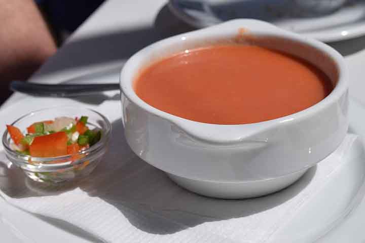 A culinária andaluza é marcada pelo uso abundante de azeite de oliva. Pratos como gazpacho e salmorejo refrescam nos dias quentes. Jerez é mundialmente famoso por seus vinhos fortificados, conhecidos como “sherry”.
