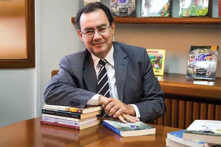 Paralelamente à atuação clínica e como professor, ele ganhou notoriedade como escritor, com obras voltadas ao desenvolvimento pessoal, à psicologia e à reflexão sobre comportamento humano.
