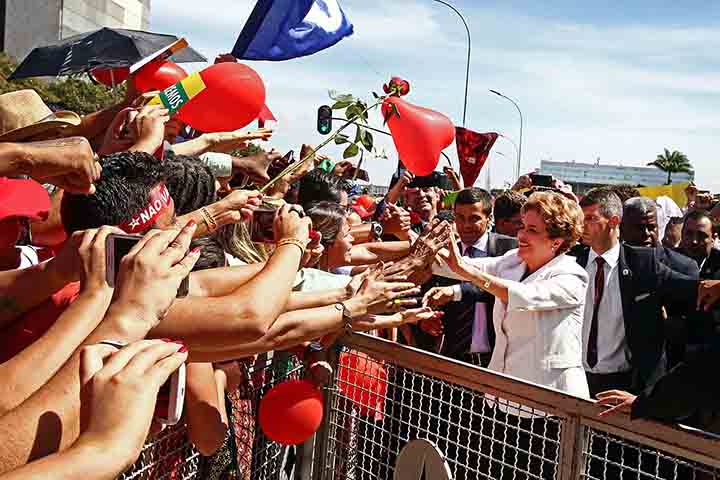 Sua projeção nacional começou a ganhar força no início dos anos 2000, quando se aproximou do então presidente Luiz Inácio Lula da Silva. Em 2003, assumiu o Ministério de Minas e Energia, em um momento estratégico para o país, marcado por debates sobre segurança energética e expansão da infraestrutura. 
