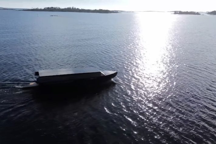 Finlandês constrói com as próprias mãos um barco de 11 metros movido a energia solar - Reprodução/True North Yachts