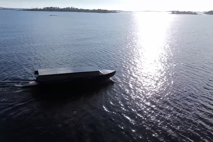 Em condições ideais ensolarados, o Helios-11 atinge até 8,5 nós, mantendo uma velocidade de cruzeiro de 7 nós, enquanto a vela atua como um recurso essencial em regiões com menor incidência solar, como o norte da Europa.