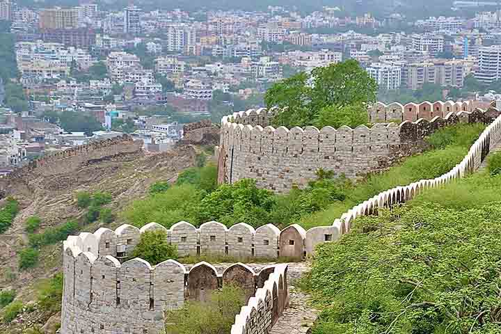 Associado à hospitalidade na cultura local, o rosa permaneceu como característica marcante do centro histórico da cidade. Normas que vigoram ainda hoje preservam essa identidade visual. 
