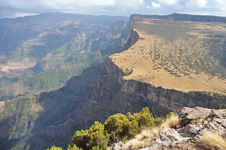 A região integra a cadeia das Montanhas Simien, um dos sistemas montanhosos mais antigos do continente africano. O relevo relevo acidentado resulta de milhões de anos de erosão intensa sobre o planalto etíope, o que criou picos irregulares, vales profundos e penhascos verticais que chegam a mil e quinhentos metros de queda livre. Entre os pontos mais admirados está o Ras Dashen, a montanha mais alta da Etiópia, com altitude superior a 4.500 metros.