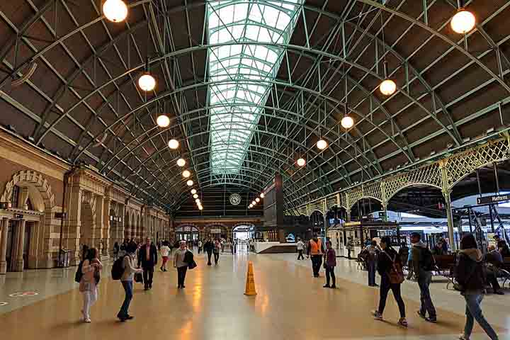 Além da ponte, Sidney conta com uma rede de trens, ônibus e ferries que garantem mobilidade. Essa infraestrutura é vital para sustentar o crescimento urbano e a qualidade de vida.