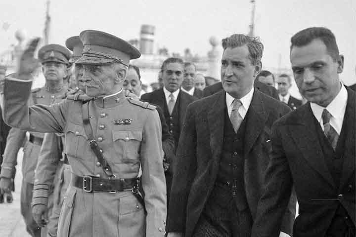 No entanto, o pós-guerra trouxe novos desafios. A questão colonial tornou-se um dos maiores pontos de tensão do regime. Ao contrário de outras potências europeias, Portugal resistiu firmemente à ideia de conceder independência às suas colônias, considerando que eram parte integrante do território nacional. 
