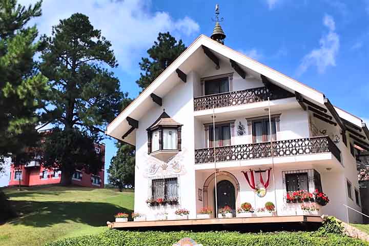 A arquitetura de Treze Tília, com construções de madeira, telhados inclinados e varandas floridas, preserva o estilo alpino do Tirol, estado localizado no oeste da Áustria que é dominado pelos Alpes. 