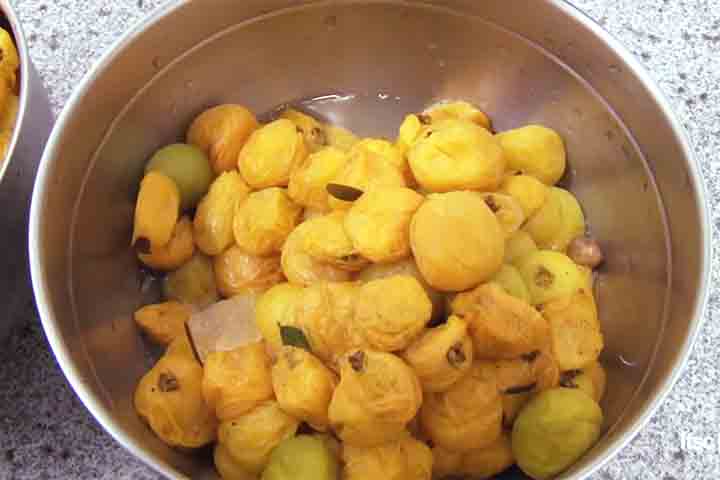 Tradicionalmente, a fruta também é associada a propriedades digestivas e pode colaborar no controle do colesterol e da pressão arterial, reforçando seu valor dentro de uma alimentação equilibrada.