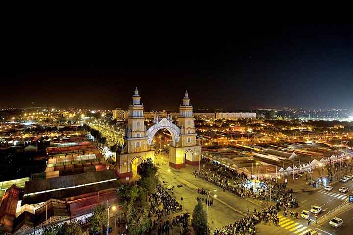 Palco de festas populares como a Feria de Abril em Sevilha, a Andaluzia esbanja riqueza cultural. As touradas ainda fazem parte das raízes de lá, embora sejam controversas. Romarias religiosas, como a de El Rocío, atraem milhares de fiéis todos os anos.