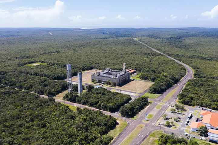 Porém, a cidade tem uma faceta altamente tecnológica pela presença do Centro de Lançamento de Alcântara, uma das estruturas mais estratégicas do programa espacial brasileiro. 
