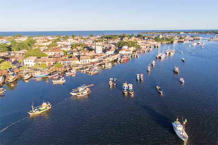 Após permanecer cerca de dez dias na costa, a esquadra de Cabral seguiu viagem rumo às Índias, deixando para trás um território que, naquele momento, não despertou interesse imediato de exploração econômica intensiva. Nos anos seguintes, o Brasil seria visitado por outras expedições, inicialmente com foco na extração do pau-brasil, madeira de alto valor comercial na Europa.