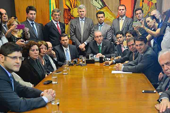 A acusação contra Dilma se baseava em supostos crimes de responsabilidade fiscal, como as chamadas “pedaladas fiscais” e a edição de decretos orçamentários sem autorização do Congresso. O processo foi conduzido pelo então presidente da Câmara, Eduardo Cunha (MDB), e seguiu para o Senado. Em 12 de maio daquele ano, os senadores aprovaram a abertura do processo por 55 votos a 22, determinando o afastamento provisório da presidente. Meses depois, em 31 de agosto, o Senado concluiu o julgamento, apr