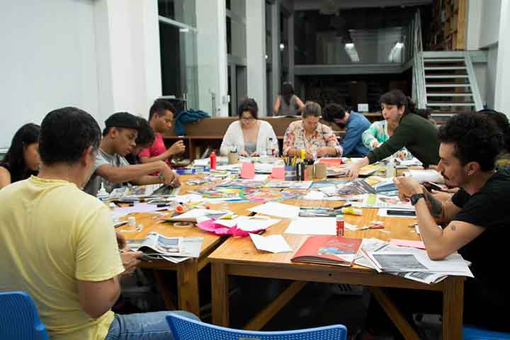 O processo de produção de um fanzine também é parte essencial de sua identidade. Tradicionalmente, ele envolve técnicas artesanais como recorte e colagem, uso de máquinas de escrever, desenhos à mão, fotocópias e montagem manual das páginas. Essas características não apenas reduzem custos, mas também reforça a autonomia criativa dos autores. Antes da popularização da internet, os fanzines desempenhavam um papel fundamental na conexão entre pessoas com interesses em comum, funcionando como redes 