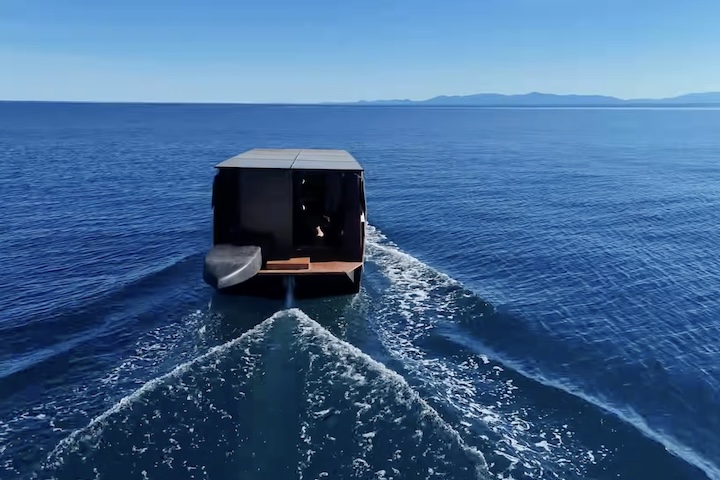 Por enquanto, o Helios-11 permanece como um laboratório flutuante em uso real, dedicado a testar soluções de navegação elétrica de longa distância, equilibrando autonomia operacional e um estilo de vida minimalista sobre as águas.