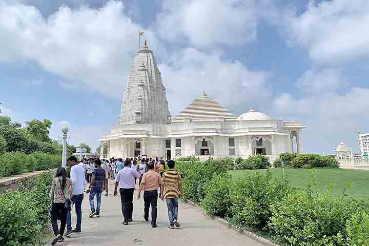 A cidade integra o denominado “Triângulo Dourado”, principal roteiro turístico da Índia, ao lado da capital Nova Delhi, e de Agra, que é o lar do Taj Mahal, uma das chamadas Sete Maravilhas do Mundo Moderno.
