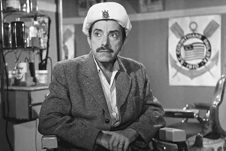 Já em “O Corintiano” (1966), Amácio Mazzaropi interpreta um torcedor fanático do Corinthians, explorando com humor as paixões do futebol e os costumes urbanos, em um filme que dialogava diretamente com o público das grandes cidades. 
