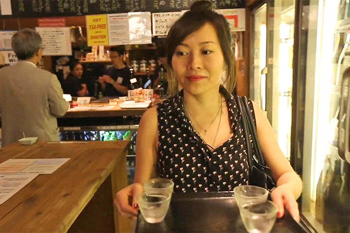 Ao longo do tempo, o saquê deixou de ser apenas uma oferenda espiritual para se tornar uma bebida popular, presente em celebrações e no cotidiano japonês. Curiosamente, as formas mais antigas de produção eram bastante rudimentares e até surpreendentes. Em um estágio inicial, era feito com arroz mastigado, em que as enzimas da saliva ajudavam a quebrar o amido em açúcares fermentáveis. 

