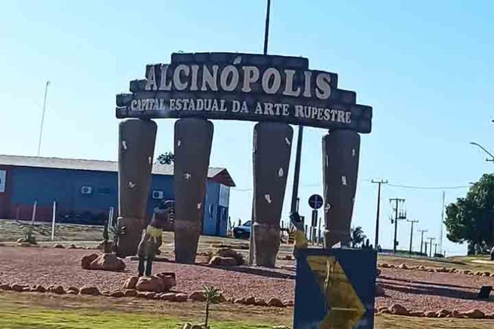 Alcinópolis, cidade que se destaca pela arte rupestre