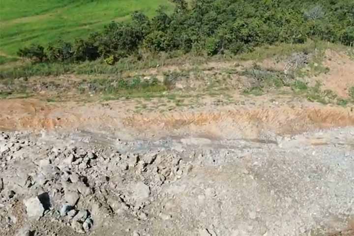 Esse rearranjo criou um padrão circular de formações rochosas, com unidades distribuídas de maneira concêntrica ao redor do centro da cratera, o que facilita o estudo de diferentes períodos da história geológica em um mesmo local.
