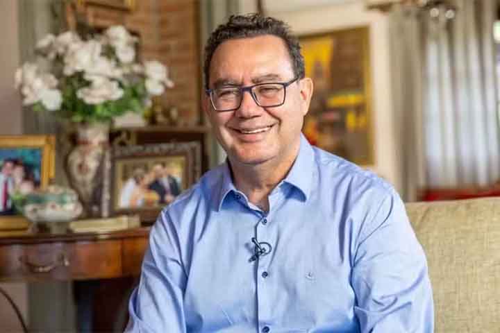 Augusto Jorge Cury nasceu em 2 de outubro de 1958 na cidade de Colina, interior de São Paulo. Médico psiquiatra formado pela Faculdade de Medicina de São José do Rio Preto, ele ganhou prestígio no mercado editorial como best-seller de autoajuda. 
