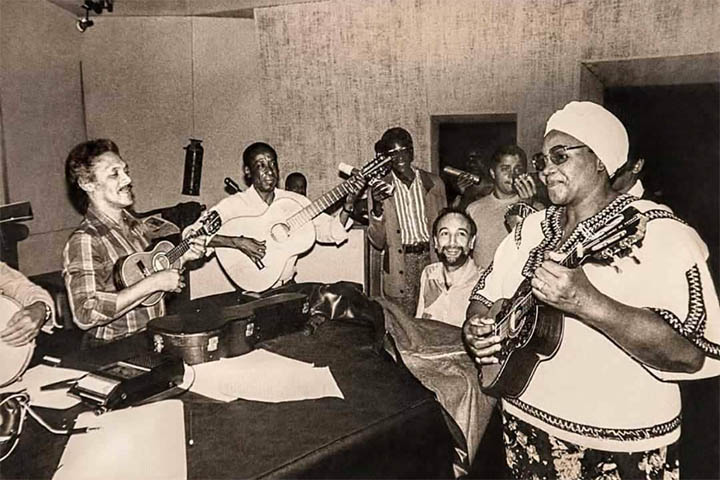 Só após se aposentar, na década de 1970, passou a se dedicar integralmente à carreira musical. Sua entrada definitiva no samba ocorreu por meio do universo das agremiações carnavalescas. Ligada ao tradicional Império Serrano, Dona Ivone Lara fez história ao se tornar a primeira mulher a integrar a ala de compositores de uma escola de samba. 
