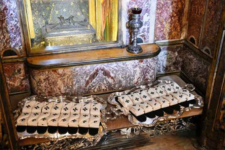 A lã, ao ser transformada em insígnia litúrgica, ganha um novo significado. Afinal, de relevante recurso natural passa a ser sinal de unidade de propósito e serviço dentro da Igreja.