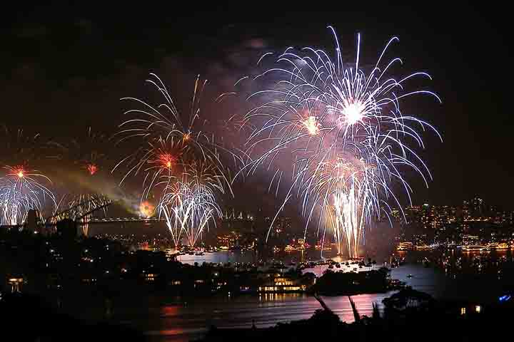 O Ano Novo em Sidney é mundialmente famoso. Um dos monumentos mais fotografados e conhecidos por lá, a ponte costuma sediar a queima de fogos de artifício na cidade. Esse espetáculo simboliza o local como palco de celebrações globais.