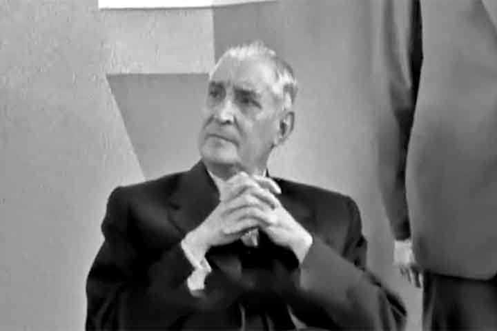 Além das questões políticas e militares, o Estado Novo também moldou profundamente a vida cotidiana em Portugal. A educação era fortemente influenciada por valores nacionalistas e religiosos, enquanto a censura limitava o acesso a ideias consideradas perigosas. A sociedade era incentivada a valorizar a ordem, a obediência e a tradição, em detrimento da liberdade individual e da inovação cultural. Esse ambiente contribuiu para um certo isolamento intelectual e cultural do país ao longo de décadas