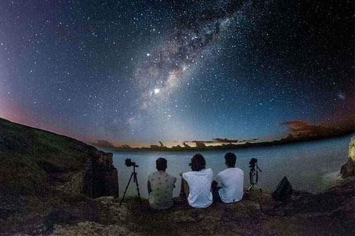 Já a Lagoa do Violão, conhecida por seu formato peculiar, oferece experiências que vão da contemplação à prática esportiva. Ao mesmo tempo, a cidade enfrenta desafios típicos de destinos turísticos em expansão, como a pressão imobiliária e a necessidade de preservar ecossistemas sensíveis.

