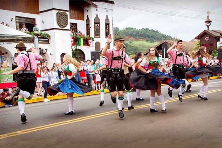 Outro aspecto que demarca a herança austríaca na pequena cidade é o idioma alemão, ainda falado por parte da população em tradições religiosas e no dia a dia, em especial o dialeto austro-bávaro.
