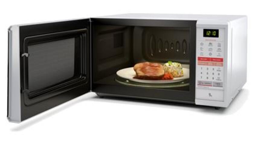 Manter o micro-ondas limpo ajuda a evitar odores, manchas e acúmulo de resíduos. Restos de alimentos e gordura nas paredes internas podem aquecer novamente, produzir fumaça e dificultar a higienização. A limpeza regular também contribui para conservar o aparelho em boas condições.