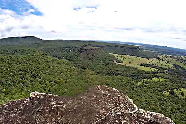 Curiosamente, a cidade ainda é considerada um destino pouco explorado no turismo nacional, o que contribui para a preservação de seus sítios arqueológicos e paisagens naturais. Ao mesmo tempo, iniciativas científicas e projetos de conservação vêm ganhando força, transformando Alcinópolis em um importante campo de pesquisa arqueológica no Brasil.
