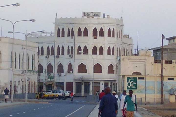 O clima de Massawa é um dos mais quentes do mundo, com temperaturas que frequentemente ultrapassam os 40 graus Celsius, além de alta umidade, o que cria condições desafiadoras para moradores e visitantes. Apesar disso, a cidade mantém uma atmosfera vibrante, com mercados locais, pesca artesanal e uma rotina que reflete a forte ligação com o mar.
