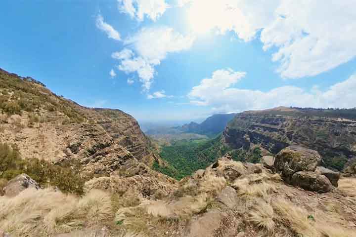 Outra característica marcante é a geografia dramática do parque, que favorece trilhas panorâmicas que revelam vistas amplas sobre vales profundos e paredões rochosos impressionantes. O turismo de trekking representa uma das atividades mais populares entre visitantes interessados em natureza e aventura. 