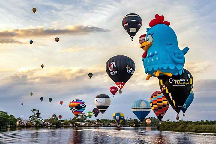 O balonismo é um dos maiores símbolos de Torres. Impulsionada por condições climáticas favoráveis, como ventos estáveis e áreas amplas para voo, a prática ganhou força a partir da década de 1980 e se transformou em tradição com a realização anual do Festival Internacional de Balonismo de Torres, que reúne pilotos de diversos países e atrai milhares de visitantes. 
