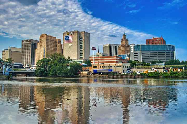 Newark vive um processo de revitalização urbana, com investimentos em infraestrutura e cultura. Ao mesmo tempo, preserva sua identidade histórica, reafirmando-se como cidade de resistência e inovação.