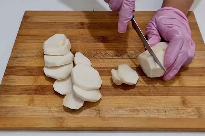 Já o inhame solta uma seiva leitosa que pode causar coceira na pele. Esse efeito está ligado a cristais de oxalato presentes no tubérculo. O ideal é manusear com luvas e deixar de molho antes do cozimento para neutralizar o desconforto.