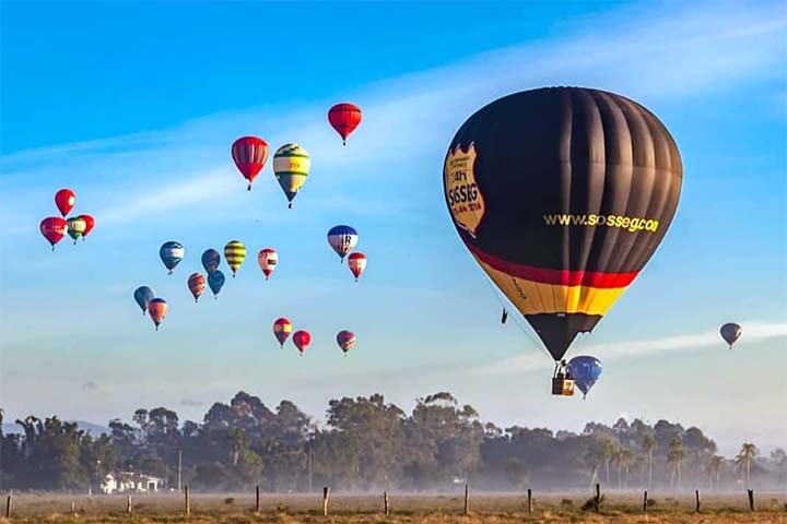 Localizada no extremo norte do litoral do Rio Grande do Sul, a cidade de Torres se destaca como um dos cenários mais singulares do Brasil. O município reúne atributos naturais e uma identidade turística consolidada. Reconhecida oficialmente como a “Capital Nacional do Balonismo” por lei federal de janeiro de 2004, a cidade ganhou projeção com festivais que colorem o céu e reforçam sua vocação para o chamado “turismo de experiência”. Diferentemente de grande parte do litoral brasileiro, marcado p -  (crédito:  Reprodução do Instagram @torresrsbrasil)
